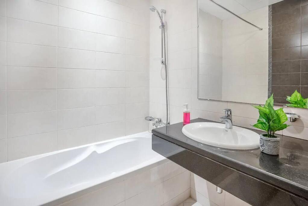 Spacious 3 Bedroom *